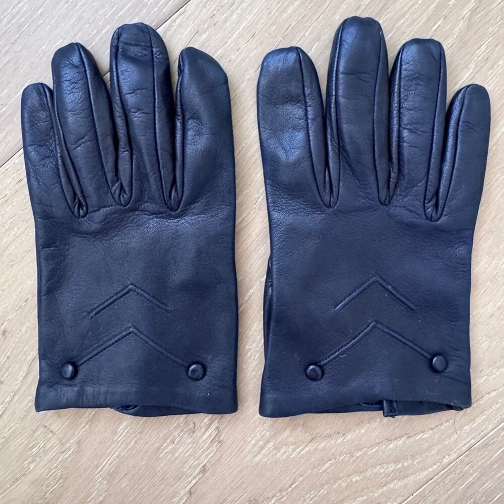 Marc Jacobs Navy Blue Leather Driving Gloves with
button details one Size
